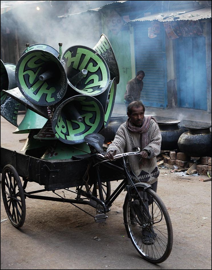 40) © AP Photo / Rajesh Kumar Singh / / pengemudi taksi India dalam becak didorong oleh pengeras suara.