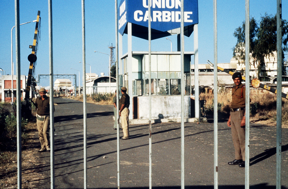 2. На этом архивном снимке от 4 декабря 1984 года можно видеть солдат, охраняющих вход на завод «Union Carbide» в Бхопале после утечки смертельно-ядовитого газа. Выжившие в той крупнейшей в мире техногенной катастрофе были шокированы, узнав, что бывший завод, погубивший тысячи людей, планировали открыть для посетителей 25 лет спустя. Эти планы так и не реализовались. (BEDI/AFP/Getty Images)