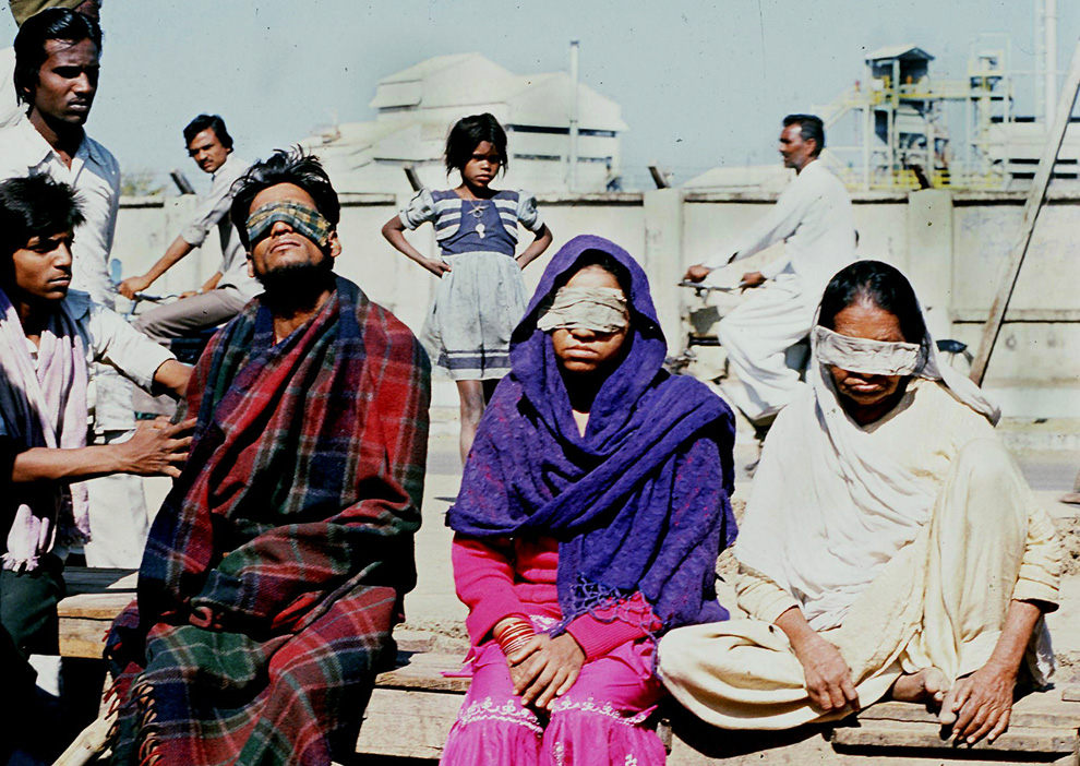 3. На этом снимке от 4 декабря 1984 года вы видите людей, ослепших в результате утечки газа на заводе в Бхопале. (AFP/AFP/Getty Images)