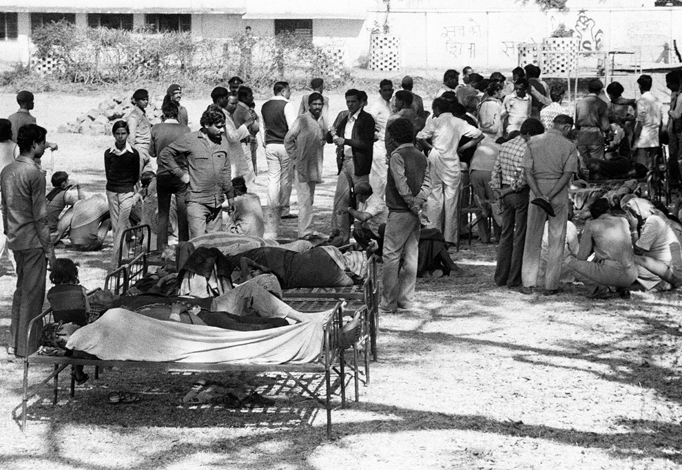 4.  Kehilangan mata korban kebocoran gas di pabrik «Union Carbide» Bhopal 4 Desember 1984.  Mereka menunggu di luar sampai mereka melihat pada dokter.  (Bedi / AFP / Getty Images)