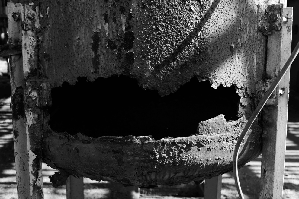 6.  Lubang menganga dalam wadah berkarat di sebuah pabrik kimia «Union Carbide» 21 November 2009.  (AP Photo / Saurabh Das)