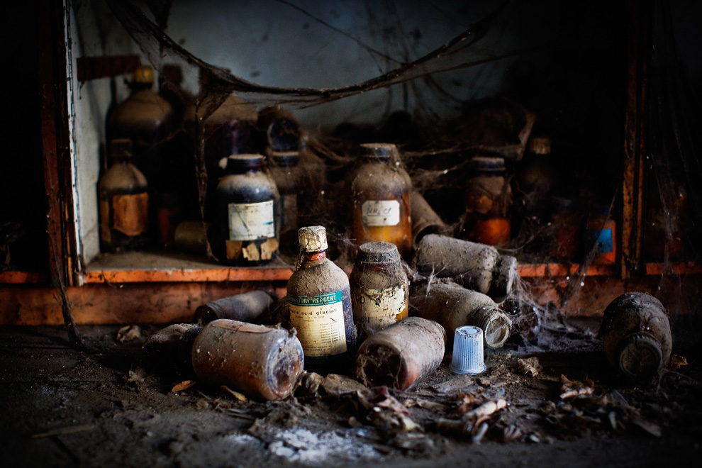 8. Брошенные бутылки с химикатами на полу здания на месте запустелого химического завода «Union Carbide» 28 ноября 2009 года в Бхопале, Индия. (Daniel Berehulak/Getty Images)