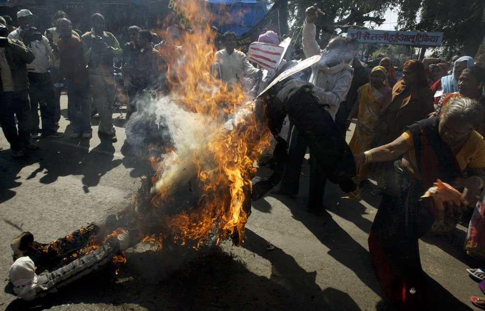 12.  Aktivis yang selamat dari bencana itu membakar patung Bhopalskoy selama protes terhadap perusahaan «Union Carbide Corp» sebelum ulang tahun ke 25 dari bencana 1984 di Bhopal, 29 November 2009.  (REUTERS / Raj Patidar)