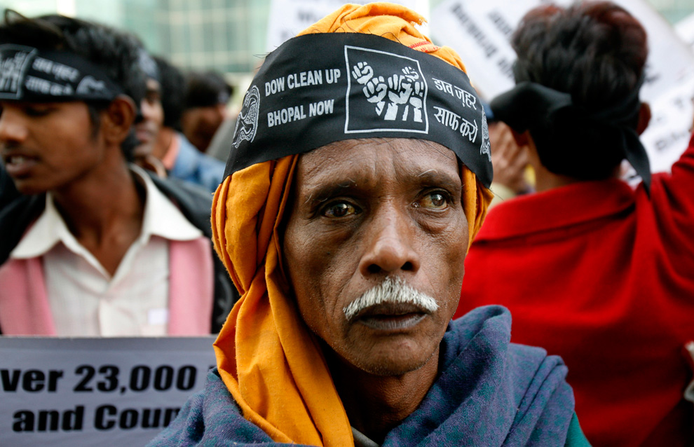 13.  Aktivis dan selamat dari bencana Bhopalskoy 1984, karena yang tewas dan terluka ribuan orang memprotes terhadap perusahaan «Dow Chemical» di kantor di Noida di pinggiran New Delhi pada Kamis, November 19, 2009.  (Staf / Manish Swarup)