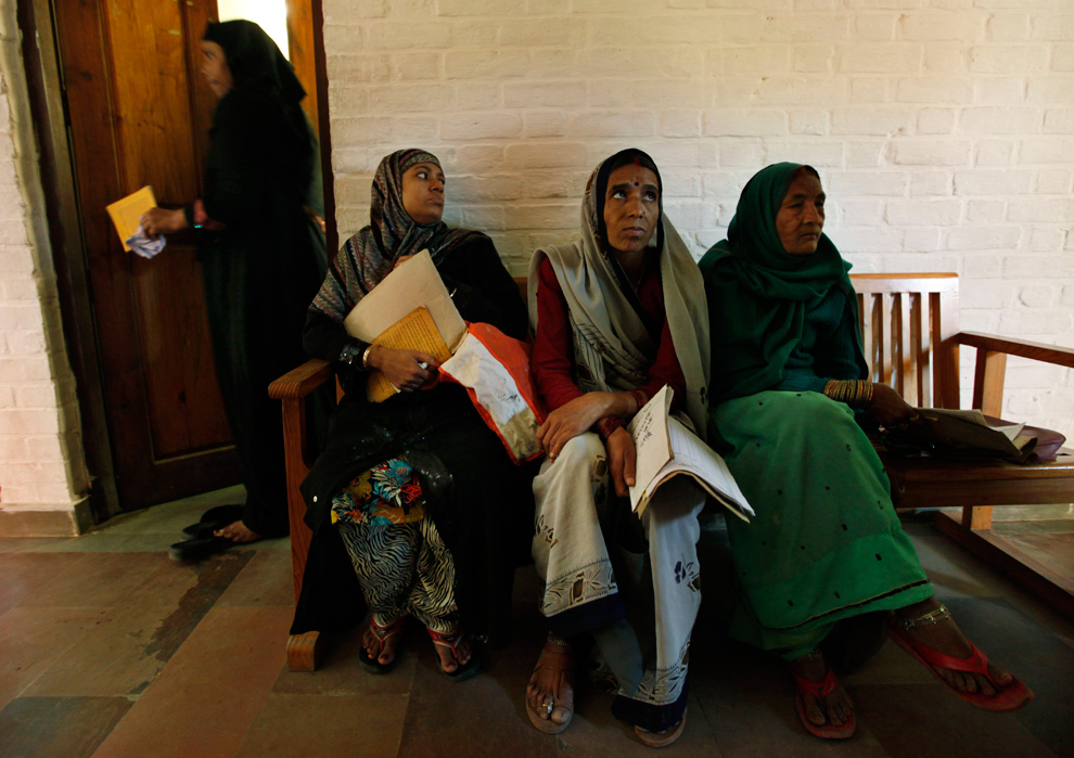 22.  Wanita yang mengeluhkan penyakit yang berhubungan dengan bencana Bhopal sebagai akibat kebocoran gas, menunggu dalam antrean untuk melihat dokter di klinik LSM di Bhopal, India, 20 November 2009.  (AP Photo / Saurabh Das)