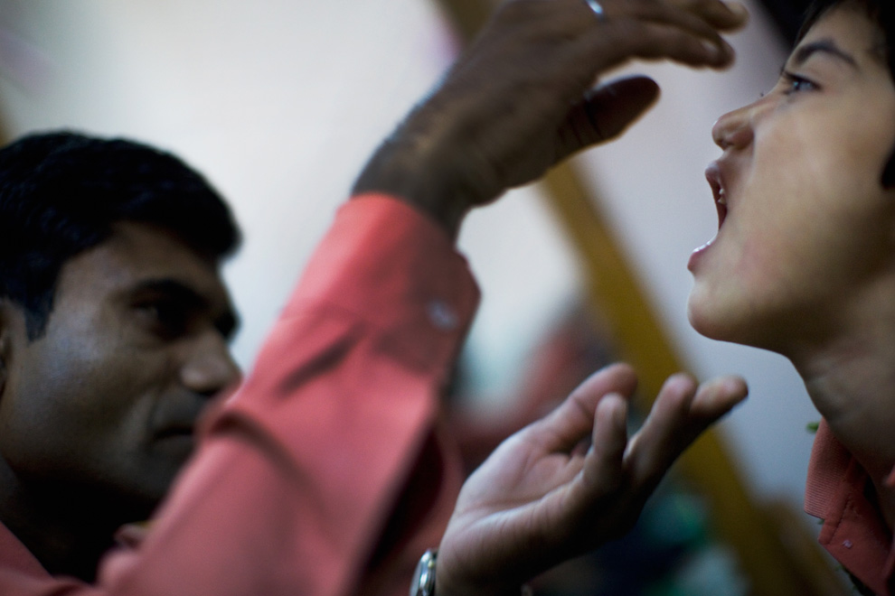 23.  Razik mengucapkan kata-kata selama latihan dengan ahli terapi bicara Prem Patel di rehab «Chingari Dipercaya» November 27, 2009 di Bhopal, India.  (Daniel Berehulak / Getty Images)