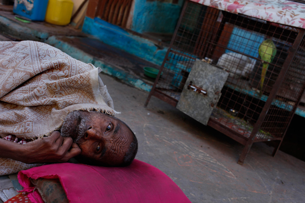 24.  Hira Lal, yang telah kehilangan kemampuan untuk bergerak dan mendengar mereka terletak di tempat tidur darurat di gubuknya di Bhopal, India, 7 April 2009.  (AP Photo / Saurabh Das)