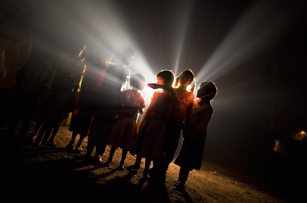 25.  Anak-anak bermain di rumah mereka dekat pabrik «Union Carbide» November 27, 2009 di Bhopal, India.  (Daniel Berehulak / Getty Images)