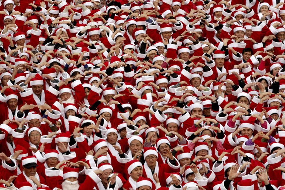 Сотни Санта Клаусов 2 декабря. (AFP / Getty Images / Raul Arboleda)