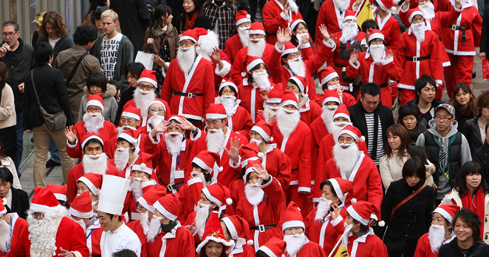 3. Члены школы Санта Клаусов идут по району Омотесандо 29 ноября в Токио. Более 60 Санта Клаусов приняло участие в параде, направлявшемся в один из самых популярных магазинов игрушек в Токио - 'Kiddy Land'. (Getty Images / Junko Kimura)