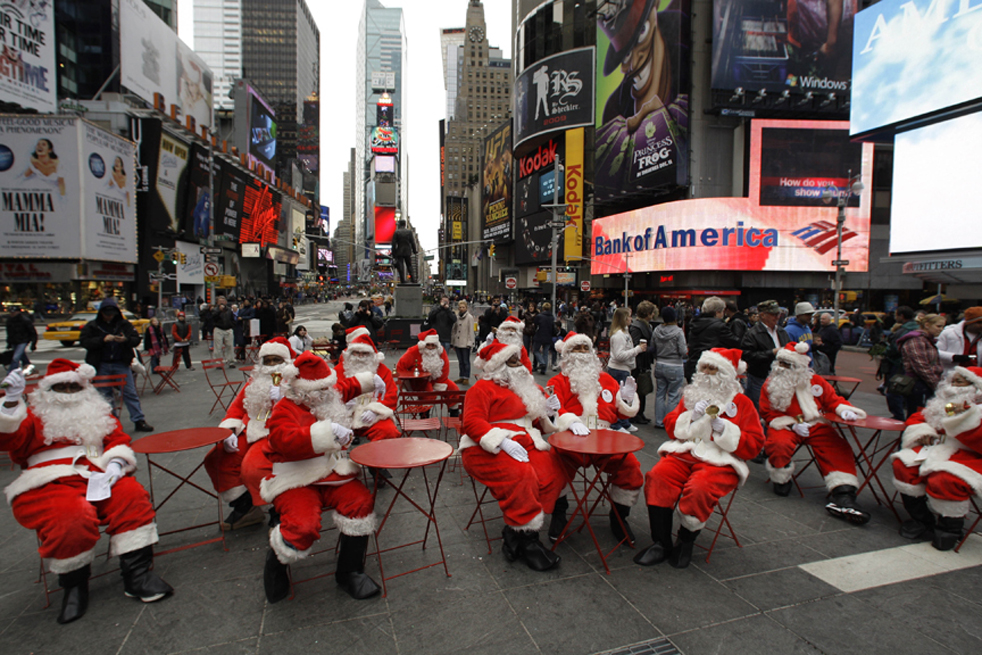 13. Люди принимают участие в 107-ом ежегодном параде Санта Клаусов-добровольцев в пятницу 27 ноября в Нью-Йорке. (AP / Frank Franklin II)