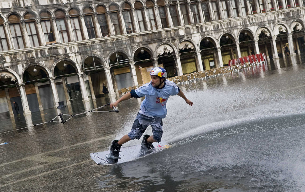 2. Дункан Зуур из Нидерландов едет на вейкборде по затопленной площади Сан Марко в Венеции 2 декабря 2008 года. (REUTERS/Handout/Euro-Newsroom.com/Joerg Mitter)