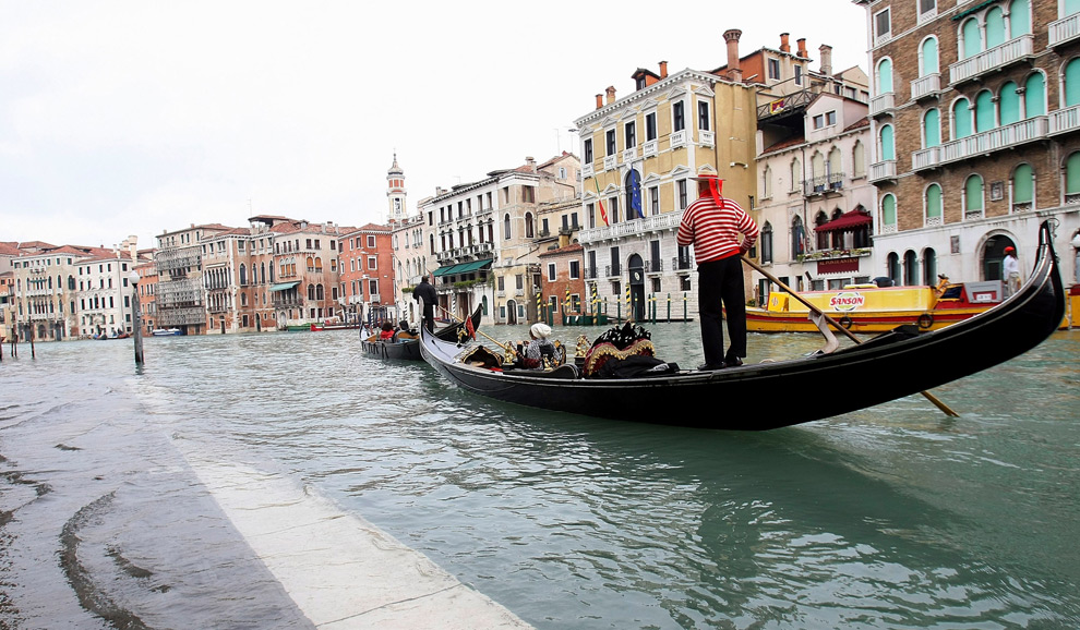 6. Гондола проплывает по затопленным улицам Венеции недалеко от моста Риалто 2 декабря 2008 года. (Franco Debernardi/Getty Images)