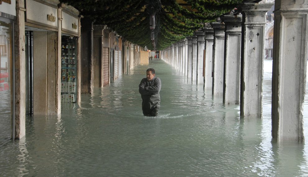 7. Человек идет по затопленной площади Сан Марко во время наводнения 1 декабря 2008 года в Венеции. (ANDREA PATTARO/AFP PHOTO/AFP/Getty Images)