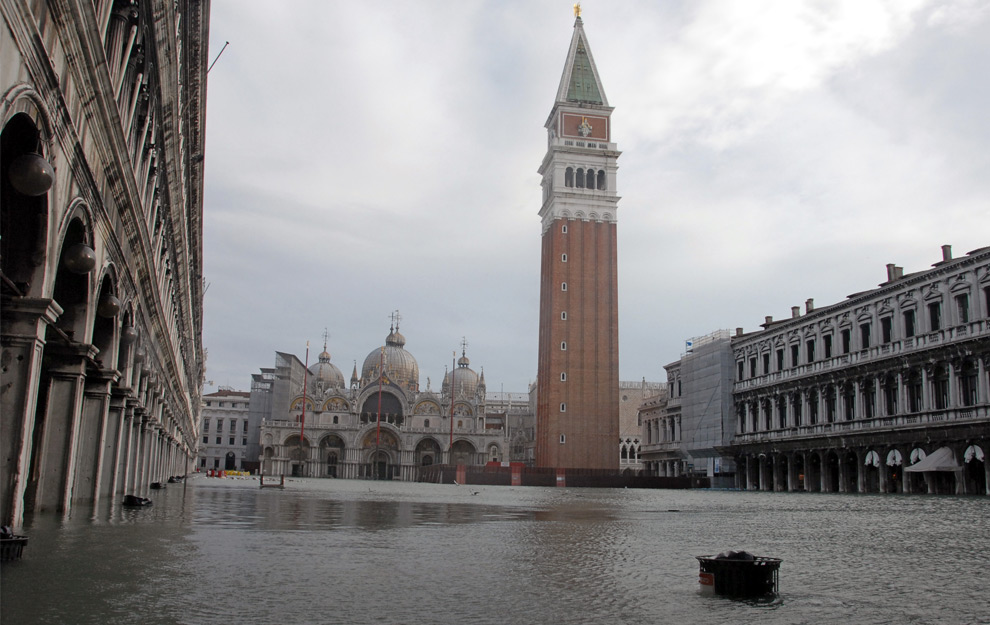8. Общий вид затопленной площади Сан Марко 1 декабря 2008 года в Венеции. (ANDREA PATTARO/AFP PHOTO/AFP/Getty Images)