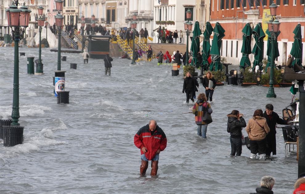 9. Люди идут по затопленному причалу Гранд канала в Венеции 1 декабря 2008 года. (ANDREA PATTARO/AFP PHOTO/AFP/Getty Images)