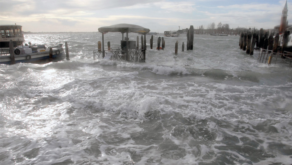 10. Вид на затопленный портовый район Венеции 1 декабря 2008 года. (ANDREA PATTARO/AFP PHOTO/AFP/Getty Images)