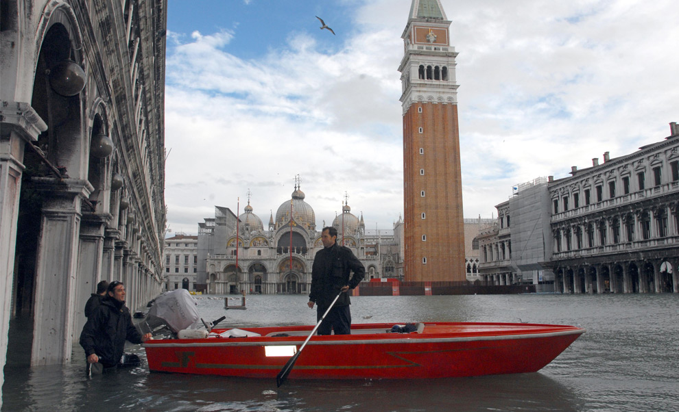 11. Мужчина стоит в лодке на площади Сан Марко во время наводнения 1 декабря 2008 года в Венеции. (SEBASTIANO CASELLATI/AFP/Getty Images)
