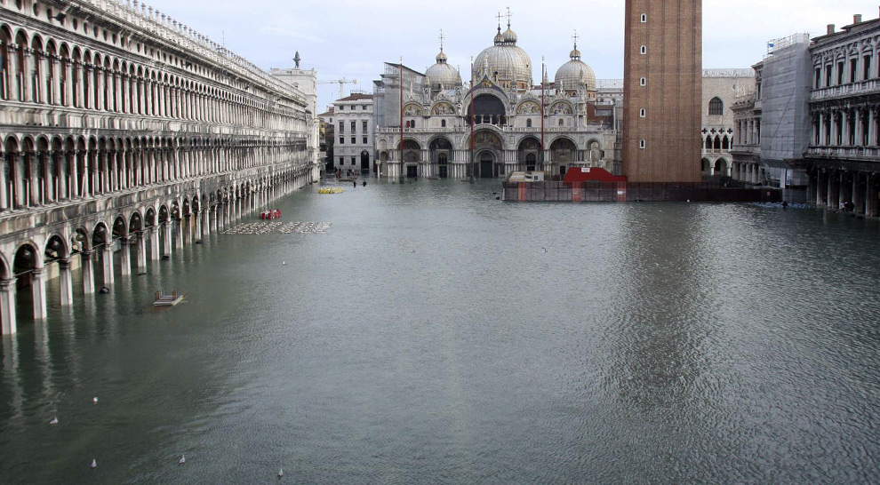 16. Общий вид на затопленную площадь Сан Марко с собором святого Марка на заднем фоне в Венеции в понедельник 1 декабря 2008 года. (AP Photo/Luigi Costantini)