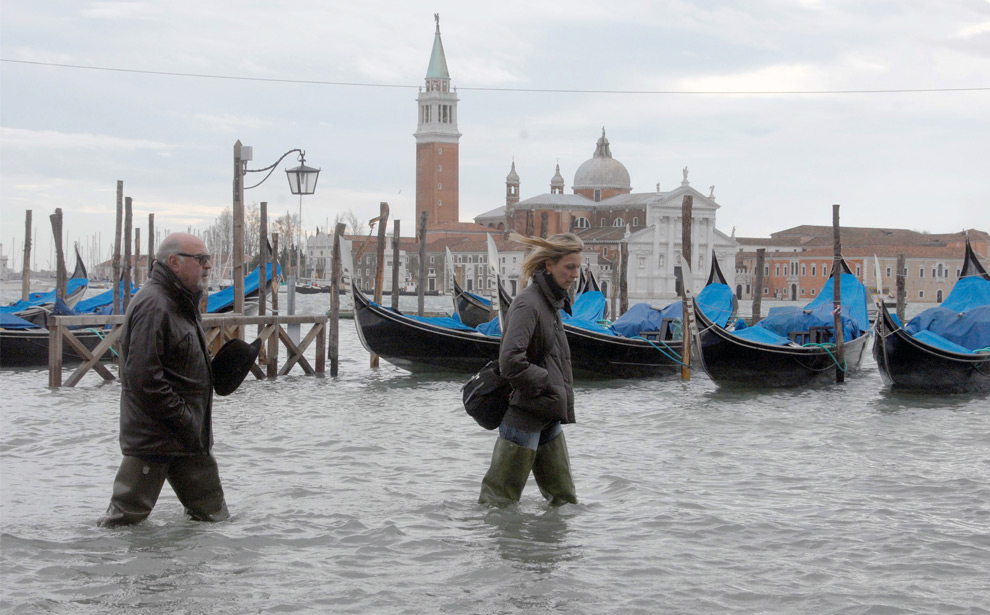 19. Люди идут вброд мимо гондол в Венеции 1 декабря 2008 года. (ANDREA PATTARO/AFP PHOTO/AFP/Getty Images)