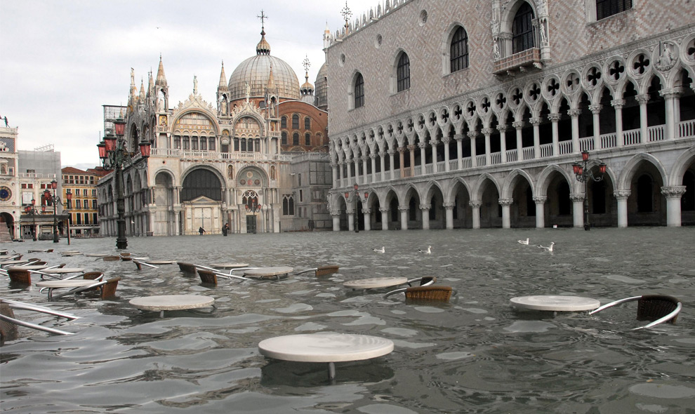 20. Общий вид на площадь Сан Марко и дворец дожей (справа) во время наводнения в Венеции 1 декабря 2008 года. (ANDREA PATTARO/AFP PHOTO/AFP/Getty Images)