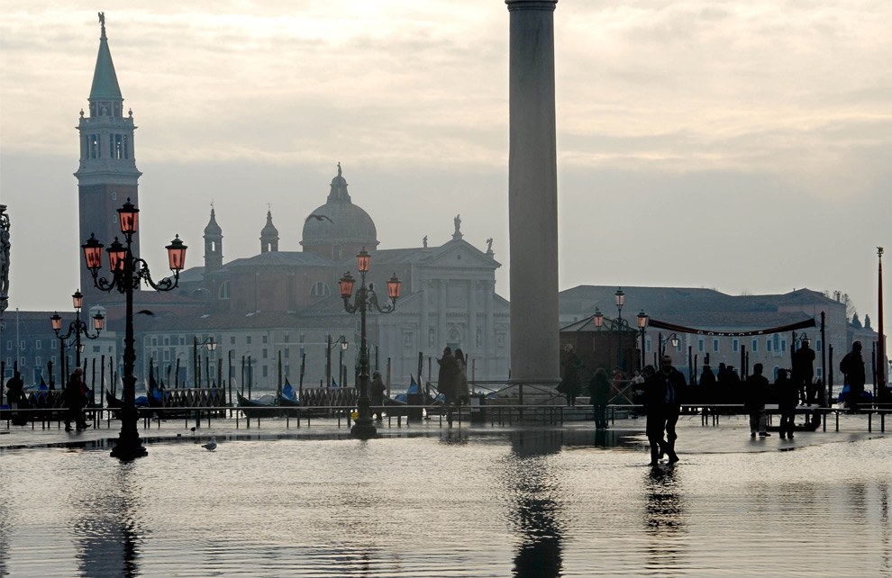 22. Люди идут по площади Сан Марко на второй день наводнения в Венеции 2 декабря 2008 года. (ANDREA PATTARO/AFP PHOTO)