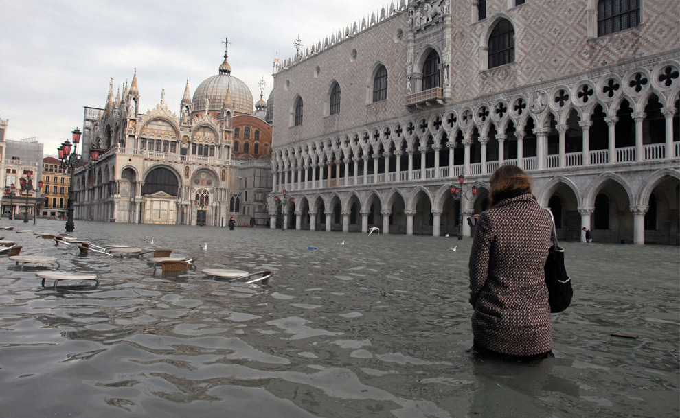 23. Женщина идет по затопленной площади Сан Марко 1 декабря 2008 года в Венеции. (ANDREA PATTARO/AFP PHOTO/AFP/Getty Images)