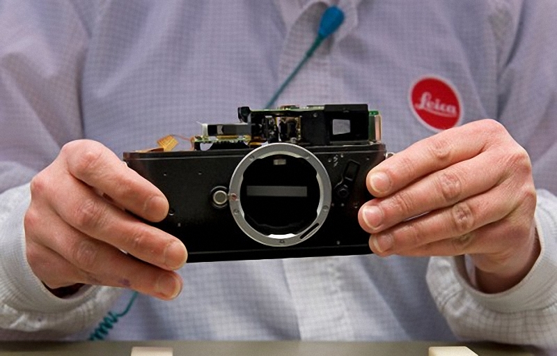 1) Leica M8 на раннем этапе сборки. Много механических частей на месте, но видоискатель, объектив и электронные компоненты отсутствуют.
