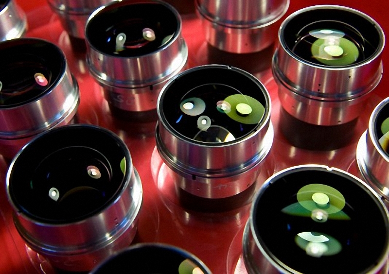21) Готовые линзы, предназначенные для объектива Leica Noctilux-М 50mm f/0.95 ASPH. Компания утверждает, что это самая светосильная асферическая линза в мире. По цене $ 11000 за объектив, этот лоток стоит более чем 100.000$
