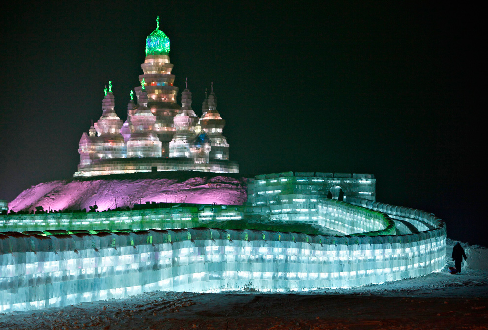 1. Турист пришел посмотреть на ледяную скульптуру 26-го Международного фестиваля снега и льда в Харбине, провинция Хэйлунцзян, Китай, 3 января 2010 года. (REUTERS/Aly Song)