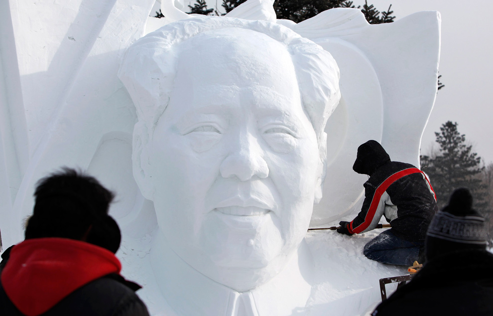 4. Рабочий вырезает из снега фигуру покойного китайского лидера Мао Цзедуна на Международном фестивале снега и льда в Харбине 5 января 2010 года. (REUTERS/Aly Song (CHINA - Tags: ENVIRONMENT SOCIETY TRAVEL)