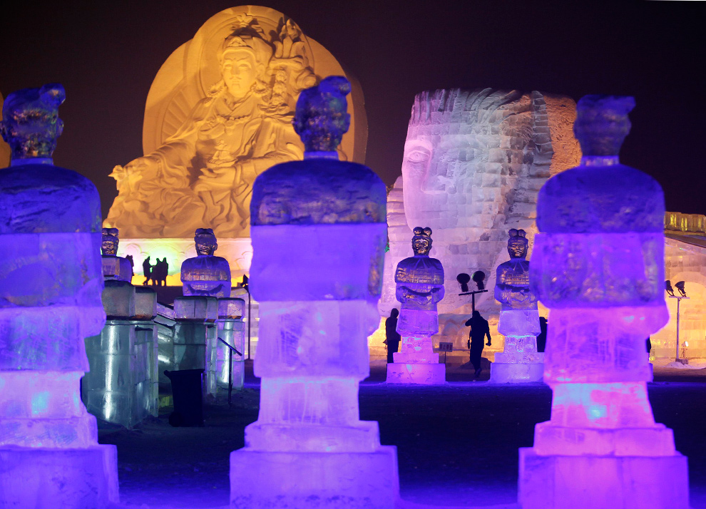 12. Люди пришли посмотреть на ледяные скульптуры в парке Харбина ночью 3 января 2010 года. (REUTERS/Aly Song)