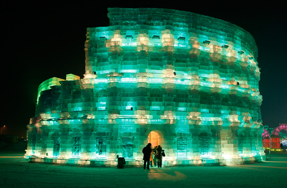 17. Люди пришли в ледяной Колизей на фестивале снега и льда в Харбине 3 января 2010 года. (REUTERS/Aly Song)
