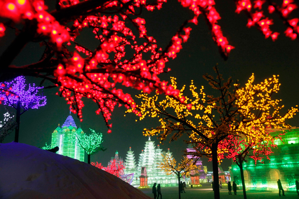 28. Освещенные яркими разноцветными гирляндами деревья и скульптуры в парке Харбина 6 января 2010 года. (AP Photo/Ng Han Guan)