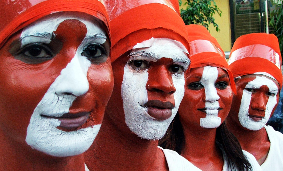 2. Люди с раскрашенными лицами празднуют Новый Год в индийском городе Бхопал 1 января 2010. (REUTERS/Raj Patidar)