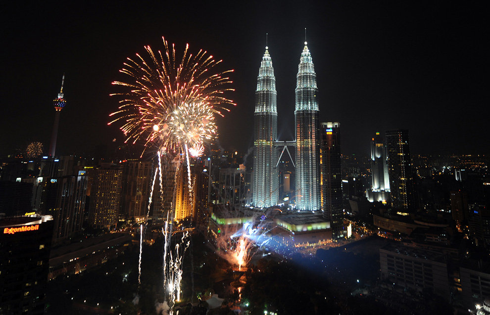8. Фейерверк рядом с башнями-близнецами «Патронас» во время празднования Нового года в Куала Лумпур 1 января 2010 года. (SAEED KHAN/AFP/Getty Images)