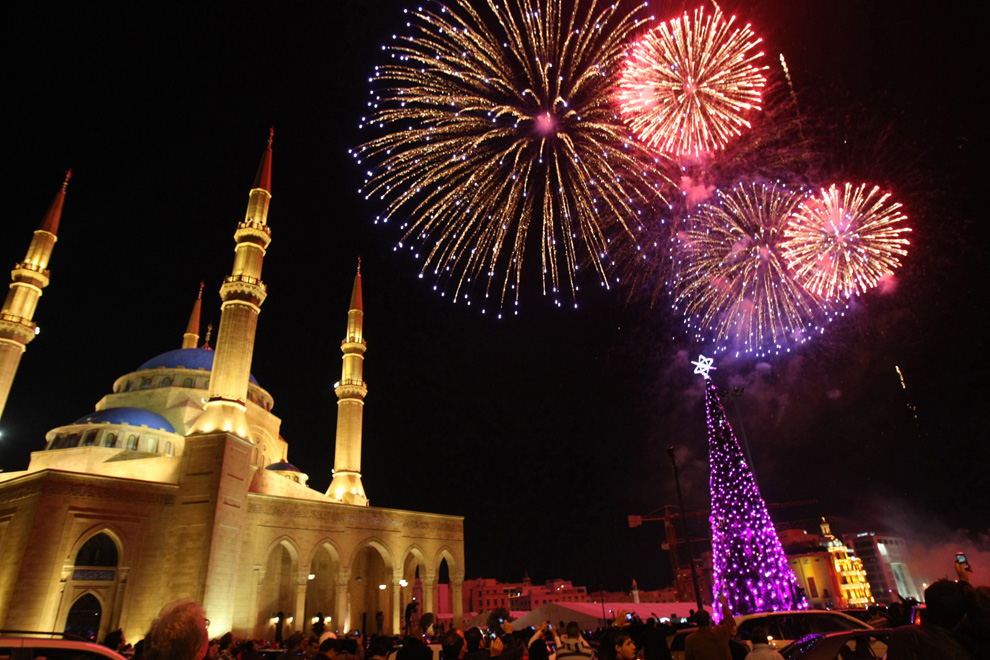 9. Салют озаряет небо в центре Бейрута во время празднования Нового года 1 января 2010 года. (ANWAR AMRO/AFP/Getty Images)