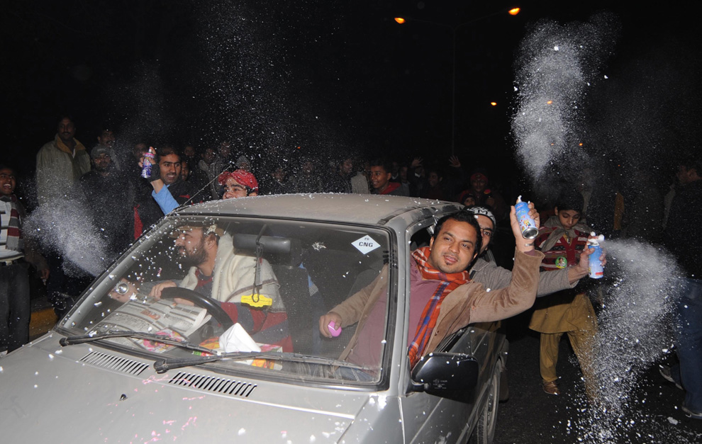 10. Пакистанская молодежь празднует Новый Год в Лахоре, распыляя искусственный снег 31 декабря 2009 года. (Arif Ali/AFP/Getty Images)