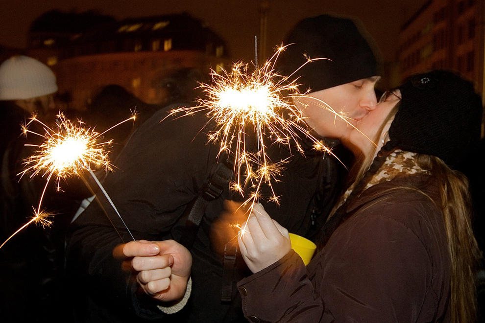 12. Парочка целуется в канун Нового года в центре Брюсселя 31 декабря 2009 года. В этом году темой праздника было 20-летие со дня падения Берлинской стены в 1989 году. (KURT DESPLENTER/AFP/Getty Images)