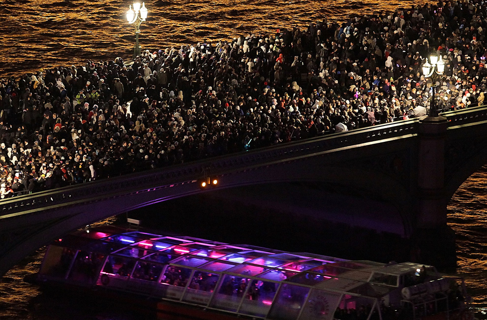 13. Зрители столпились на Вестминстерском мосту перед началом новогоднего салюта 21 декабря 2009 года в Англии. (Peter Macdiarmid/Getty Images)