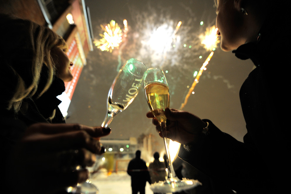 14. Девушки чокаются бокалами во время салюта на улице в округе Крйцберг во время празднования Нового года 1 января 2010 года. (TIMUR EMEK/AFP/Getty Images)