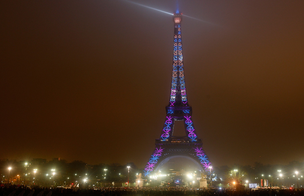 19. 400 прожекторов освещают Эйфелеву башню в канун Нового года в Париже 31 декабря 2009 года. (AP Photo/ Michel Euler)