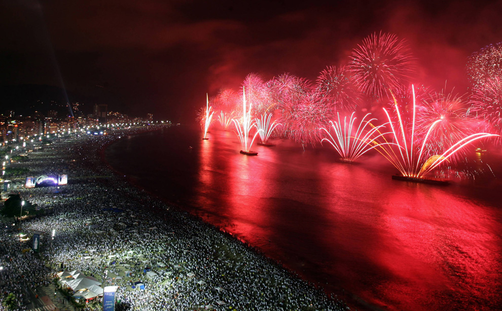21. Около двух миллионов человек наблюдали за салютом с пляжа Копакабана в Рио-де-Жанейро во время празднования Нового Года 1 января 2010 года. (GABRIEL LOPES/AFP/Getty Images)