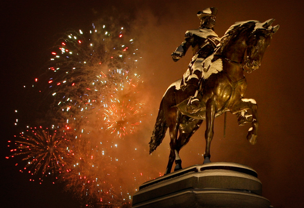 22. Фейерверк над статуей президента Джорджа Вашингтона в общественном саду Бостона в Массачусетсе 31 декабря 2009 года. (Matthew J. Lee/Boston Globe staff)