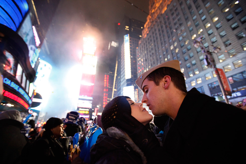 23. Парочка целуется во время празднования Нового года на Таймс-сквер в Нью-Йорке 1 января 2010 года. (REUTERS/Jessica Rinaldi)