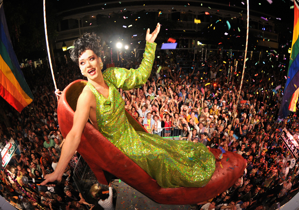 24. Представление «Суши» в исполнении пародистки Гэри Марион висит над зрителями в огромной туфле на Бурбон Стрит Паб 31 декабря 2009 года в Кей Уэст, штат Флорида. «Red Shoe Drop» - это традиция встречи Нового года в Кей Уэст в ответ на знаменитое шоу на Таймс-сквер в Нью-Йорке. (ANDY NEWMAN/AFP/Getty Images)
