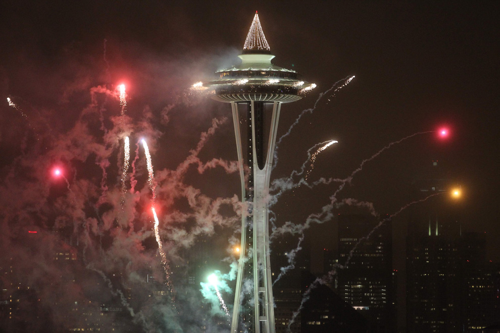 25. Салют из башни Space Needle освещает центр Сиэтла в честь встречи Нового года 1 января 2010 года. (AP Photo/The Seattle Times, Cliff DesPeaux)