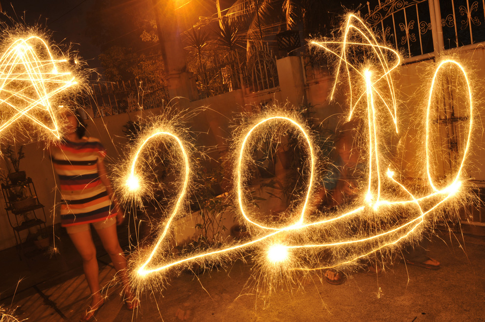 29. На этом фото с длительной экспозицией можно увидеть надпись 2010, сделанную с помощью бенгальских огней в канун Нового года в Маниле 31 декабря 2009 года. (ROMEO GACAD/AFP/Getty Images)