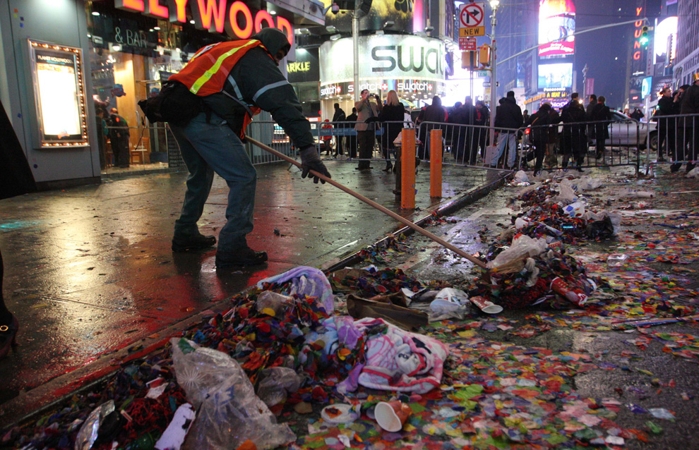 30. Рабочий убирает мусор после празднования Нового года на Таймс-сквер в Нью-Йорке утром 1 января 2010 года. (AP Photo/Tina Fineberg)