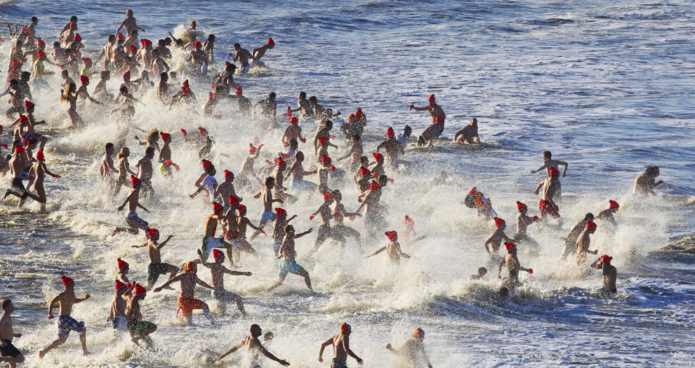 35. Люди бегут в воду во время традиционного новогоднего заплыва в Северном море в Гааге 1 января 2010 года. В этом году около 8000 человек приняли участие в заплыве – одном из 63, проходящих на территории Нидерландов. (ROBIN UTRECHT/AFP/Getty Images)